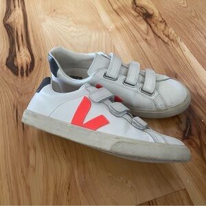 TRADED Veja Women's Recife Sneaker 39